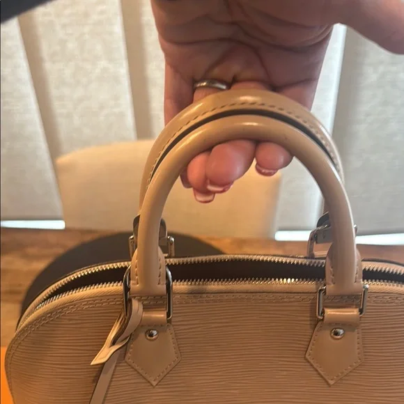 Louis Vuitton Beige Handbag - Picture 10 of 10